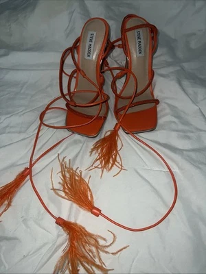 Sandalia de correa con detalles de plumas. Correa para el tobillo. Foto 1 de 2