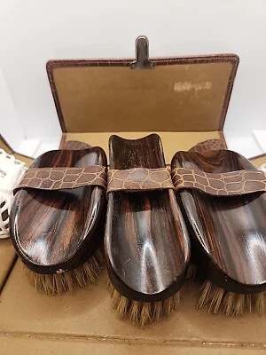 Ropa vintage zapatos tres cepillos juego de aseo para hombre en estuche de viaje de cuero Foto 1 de 4