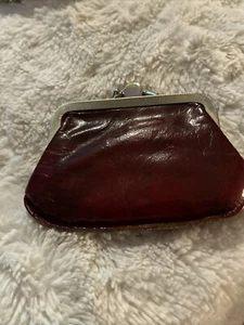 Monedero de cuero rojo rubí vintage de los años 60 bloqueo de beso tono dorado borde de metal 3,75" L - Imagen 1 de 3