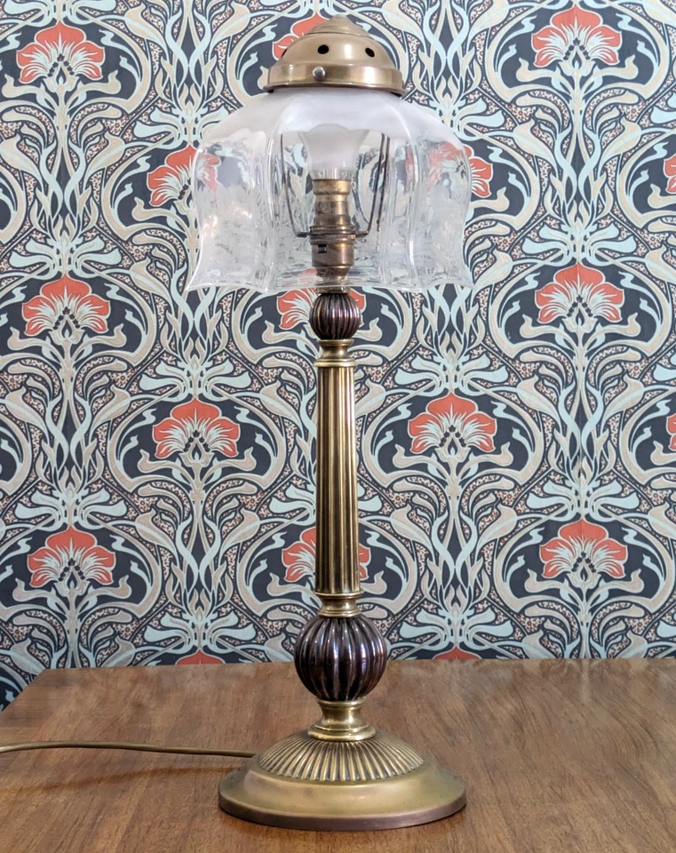 Lámpara de mesa victoriana del siglo XIX con movimiento estético de latón y cobre Foto 1 de 4