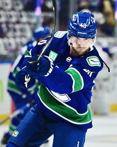 Foto de hockey de Elias Pettersson Head On Shot Vancouver Canucks 8x10 NHL - Imagen 1 de 1