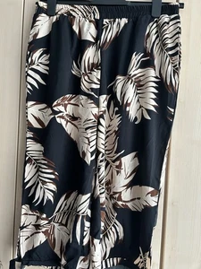 Ladies 3/4 Summer Trousers Size 0XL Shein Curve Leaves Pattern - Picture 1 of 7