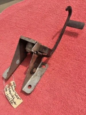 Conjunto de trava de capô 1955 Oldsmobile 88 98 Super NOS #566320 - Imagem 1 de 4