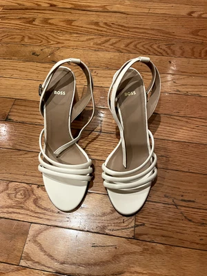 Sandalias de cuero napa blancas Hugo Boss EN PERFECTO ESTADO Foto 1 de 4