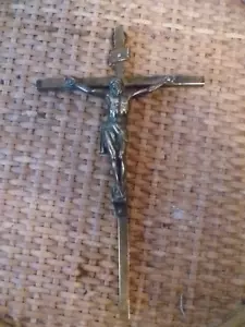 Eine Vintage französische, kleine Messingfigur des Kruzifixes Jesus Christus. INRI Kreuz - Bild 1 von 10