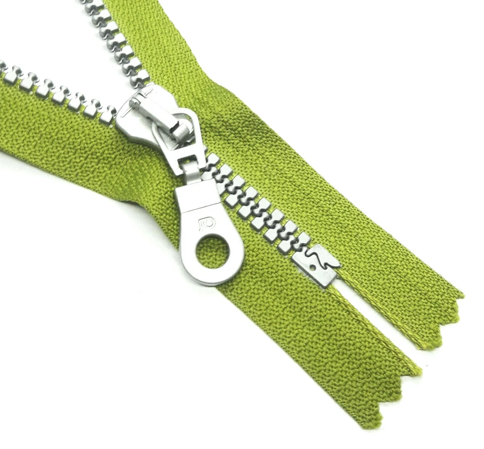 Catena a crampi indivisibile con zip verde muschio/argento, quindi taglia #5 ... - Immagine 1 di 1