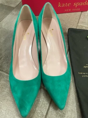 Tacón bloque Kate Spade verde gamuza con joyas talla 8,5 venta al por menor $149. Foto 1 de 4