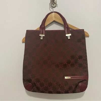 Bolso de Mano TUMI Borgoña Monograma Jacquard Borde de Cuero Trabajo Viaje Comprador Foto 1 de 4