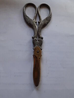 ANCIENNE PAIRE DE CISEAUX A RAISINS METAL ARGENTÉ COL DE CYGNE STYLE ENPIRE - Photo 1/4