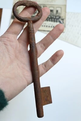 ANCIENNE GROSSE CLEF FER FORGE LONGUEUR 19 CM CLEF DE CHATEAU OU EGLISE - Photo 1/4