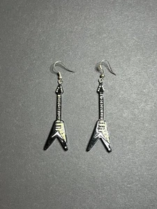 Pendientes de aro colgantes para guitarra eléctrica Flying V Rock-n-Roll blanco y negro 2,75" - Imagen 1 de 3