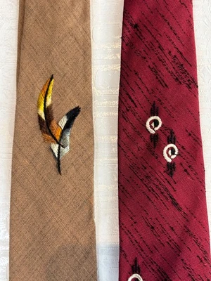 CORBATAS DE SEDA AJUSTADAS CON ESTAMPADO DE PLUMAS TOSTADAS BORDADAS Y GRANATE MCM AÑOS 50 Foto 1 de 3