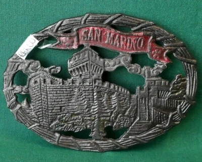 VECCHIO SOTTOPENTOLA POGGIA PENTOLA IN GHISA VINTAGE SOUVENIR SAN MARINO. RRR60 - Immagine 1 di 4