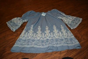 J5 - Neu mit Etikett Country Living bestickte Chambray Tunika Größe Small UVP 39,99 $ - Bild 1 von 3