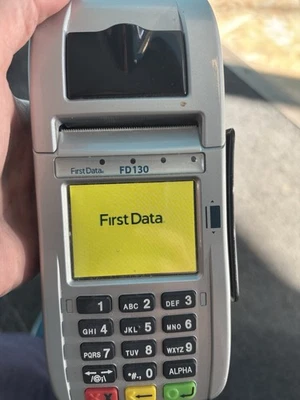 Terminal de tarjeta de crédito First Data FD130 EMV con cable de alimentación y cable telefónico funciona Foto 1 de 4