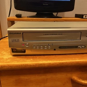 Reproductor combinado Sylvania DV220SL8 para piezas/reparación como está VHS VCR/DVD ver descripción. - Imagen 1 de 5