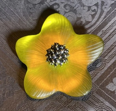 Broche prendedor Alexis Bittar artesanal lucite y perla negra flor amarilla Foto 1 de 4