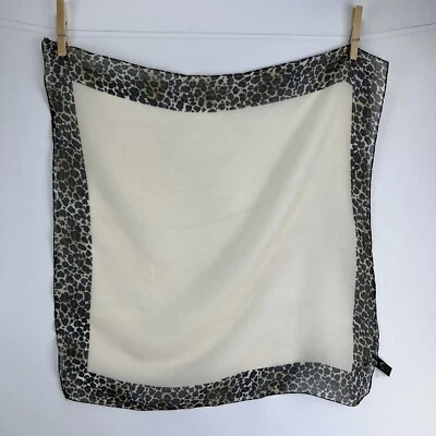 Bufanda Babushka blanca con borde estampado de leopardo cuadrado vintage de 20" x 19” Foto 1 de 4