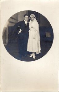 Photo carte circulée mariage femme en blanc homme en noir gants 