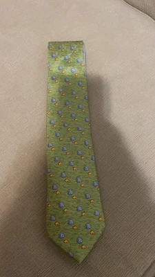 Corbata de seda Tommy Hilfiger verde con patrón de peces azules Foto 1 de 2