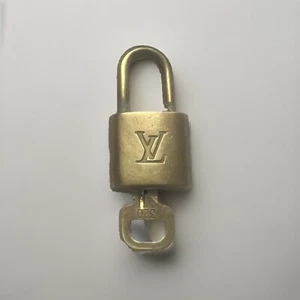 Original LOUIS VUITTON Schloss & Schlüssel Vorhängeschloss Messing unpoliert Vintage Nr 320 - Bild 1 von 3