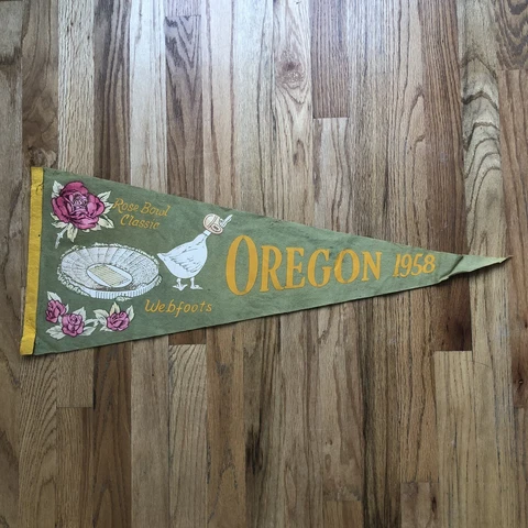 Vintage 1958 Oregon Ducks Webfoots NCAA Rose Bowl Classic Green Football Pennant Cover