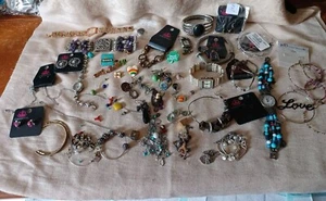 Cajón de chatarra vintage joyería artesanal años 80 hasta ahora algunos ponibles 1 lb más B7 - Imagen 1 de 24