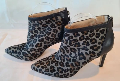 Botín Adrienne Vittadini Nyla Cuero Fino Estampado Animal Negro - Talla 8.5 Foto 1 de 4