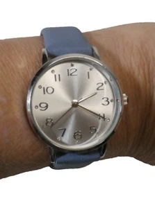 Vintage Damenuhr mit großem gut ablesbarem Zifferblatt und Strass Stundenmarkierungen - Bild 1 von 10