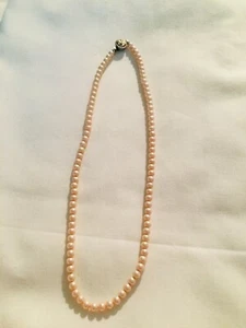 VINTAGE ZIERLICHE KUNSTPERLEN HALSKETTE IM COLLIER-STIL MIT BLUMENVERSCHLUSS - Bild 1 von 3