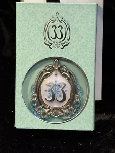 EXCLUSIVE CLUB 33 Disneyland Holiday Limited Edition of 300 Pin NEU, UNBENUTZT - Bild 1 von 8