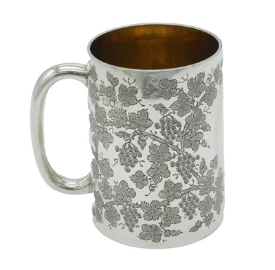 Taza de bautizo victoriana de plata esterlina con patrón de vid de árbol antigua 1897 Londres Foto 1 de 4