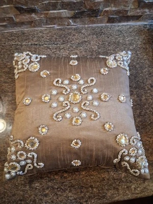 Travesseiro Bling Throw bronze/dourado marrom cetim pérolas e joias 14x14 - Imagem 1 de 4