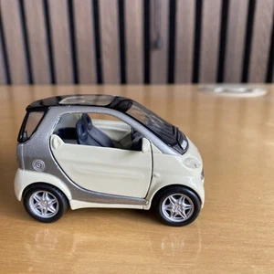 Maisto Smart City-Coupé 1/33 Scale Model Car Cream Coloured - Picture 1 of 6