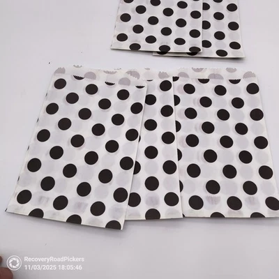 Sacos de papel decorativos planos 50 P&B bolinhas 6 x 9 polegadas 50 sacos por pedido - Imagem 1 de 3