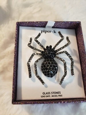 Piper K Creep It 真银色和黑色玻璃水晶蜘蛛胸针 全新带盒 — 第 1/4 张图片
