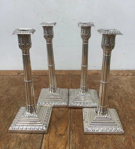 RARO SET DI 4 ANTICHI CANDELABRI PLACCATI ARGENTO DI WILLIAM HUTTON & SONS XIX secolo - Foto 1 di 24