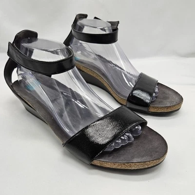 Sandália Naot tamanho 42 EUA 11 Pixie preta couro envernizado tiras cunha conforto - Imagem 1 de 4