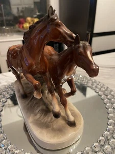 VINTAGE ' HERTWIG KATZHUTTE ' RUNNING HORSES HARD TO FINDE PORCELAIN FIGURINE - Picture 1 of 8