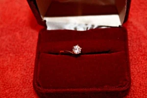 Anillo vintage de oro macizo amarillo de 10K marcado con circonitas cúbicas talla 5,75 - Imagen 1 de 7