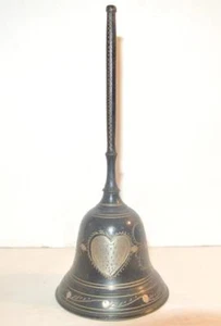 "Campana de metal negro persa vintage flores de corazón grabadas en plata de 7,5" - Imagen 1 de 5