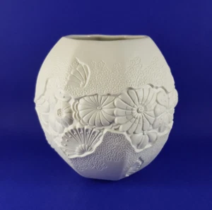 Kugelvase weiss - AK Kaiser Vase - Bisquit Porzellan  Blumen  - Relief M Frey - Bild 1 von 12