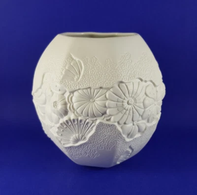Kugelvase weiss - AK Kaiser Vase - Bisquit Porzellan  Blumen  - Relief M Frey - Bild 1 von 4