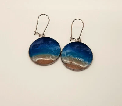 Pendientes redondos hechos a mano de resina para escena de playa - Hechos con resina y arena real Foto 1 de 4