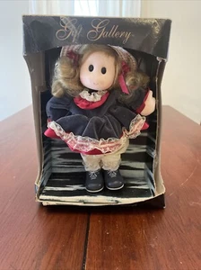 Gift Gallery Musical Girls Puppe "Its A Small World" Song K-Mart 1991 Aufziehbox - Bild 1 von 5
