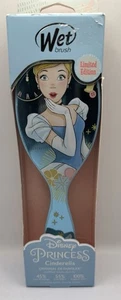 Disney Princess CINDERELLA Original Detangler WET Pro Brush LIMITED EDITION 2 - Picture 1 of 3