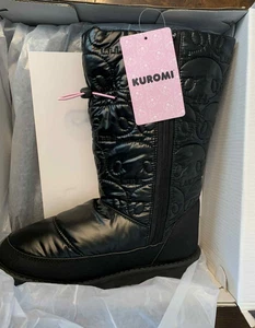 Sanrio Kuromi Totenkopf SCHWARZ gefütterte Cinch Stiefel W9 neu im Karton neu mit Karton Größe 8 - Bild 1 von 5