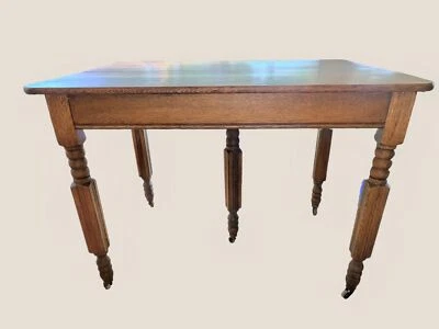 Mesa de comedor de quinta pata de madera de pino de principios del siglo XX con ruedas (36L X 42W x 30H) Foto 1 de 4