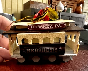 Adorno de árbol de Navidad Hershey's Kiss Trolley - Imagen 1 de 5