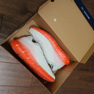 Reebok Zig Kinetica Conor McGregor White Pink Orange Women Running Shoes EH2810 - Picture 1 of 4